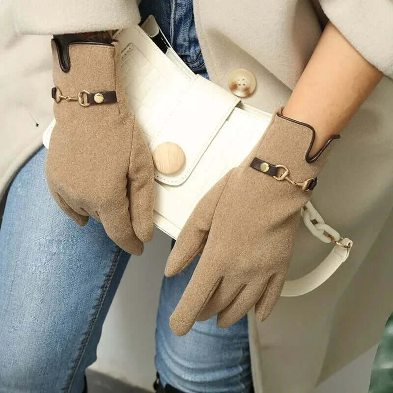 Kerenza - Touchscreen Compatible Plush Gloves with Chic Chain Design